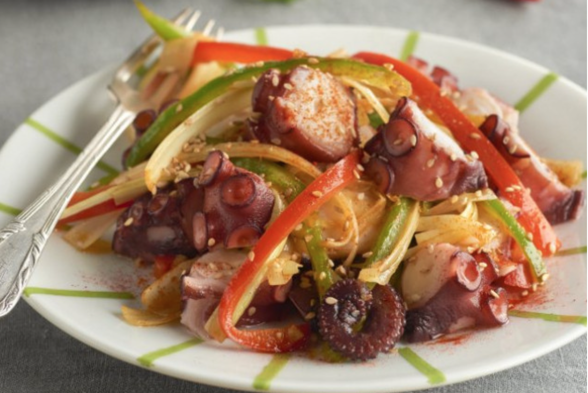 Verduras salteadas en juliana con pulpo.